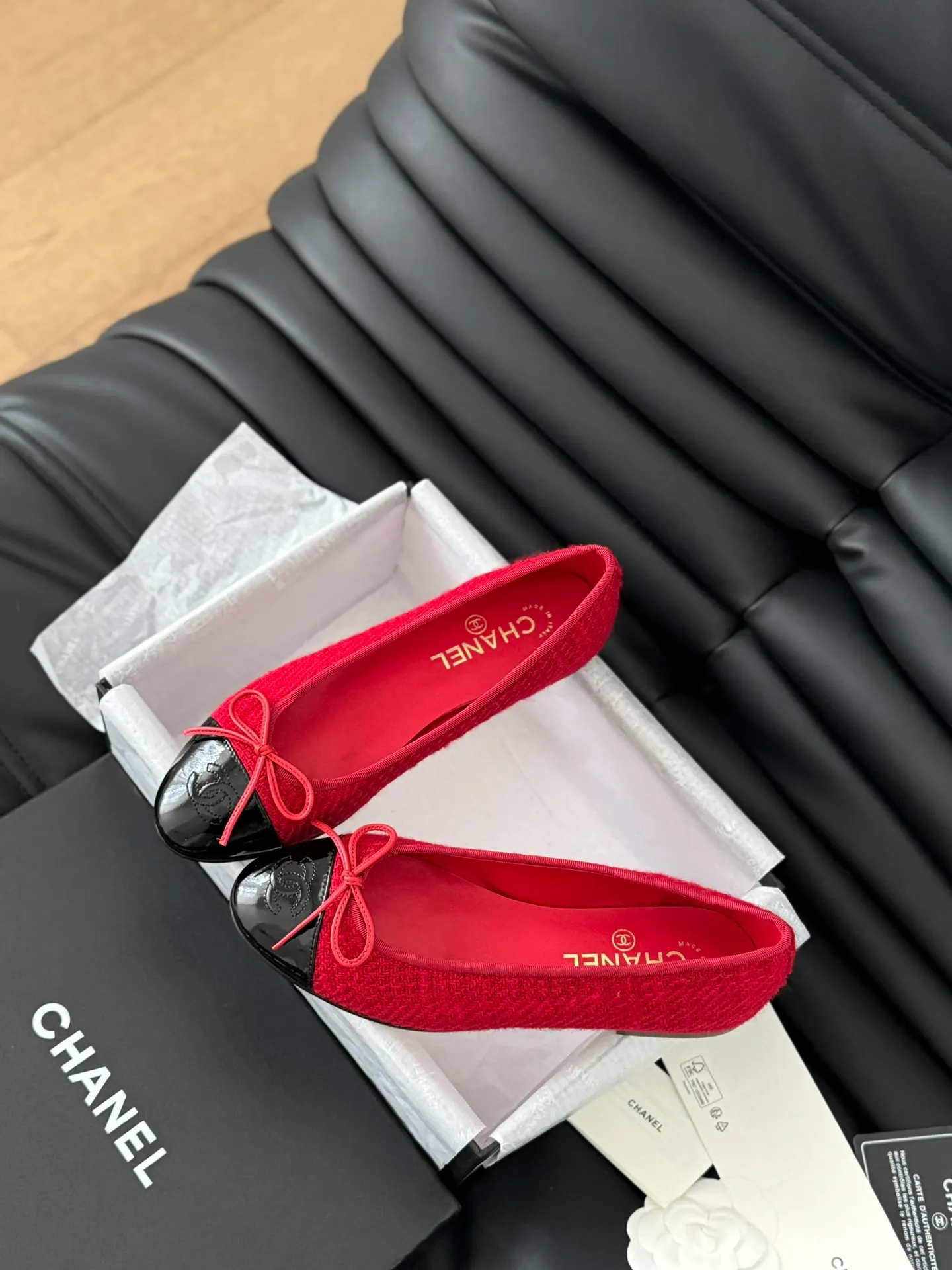 👟👟Ex-factory price 480👟👟 Purchasing-grade Chanel new color ballet shoes, original 1:1 replica, a classic among classics, perfect whether paired with trousers or skirts. The small round toe design is very good at modifying the foot shape, a must-have for little fairies! Heel height: 2.5cm Size: 35-41 (40/41/42/43 customized, non-refundable)